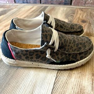 HEY DUDE Shoes Womens Size 9 Wendy Jungle Brown Leopard Slip on Tie Flats